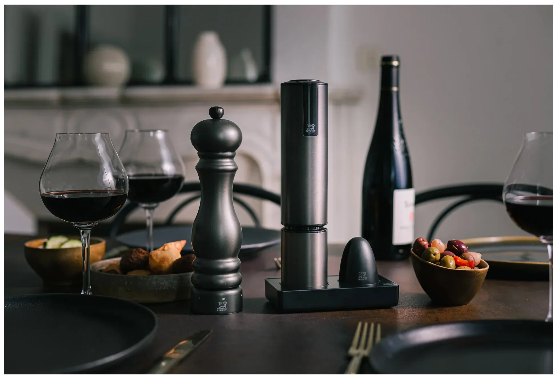 PEUGEOT Mlýnek na pepř PARIS CHEF CARBONE u'Select 22 cm