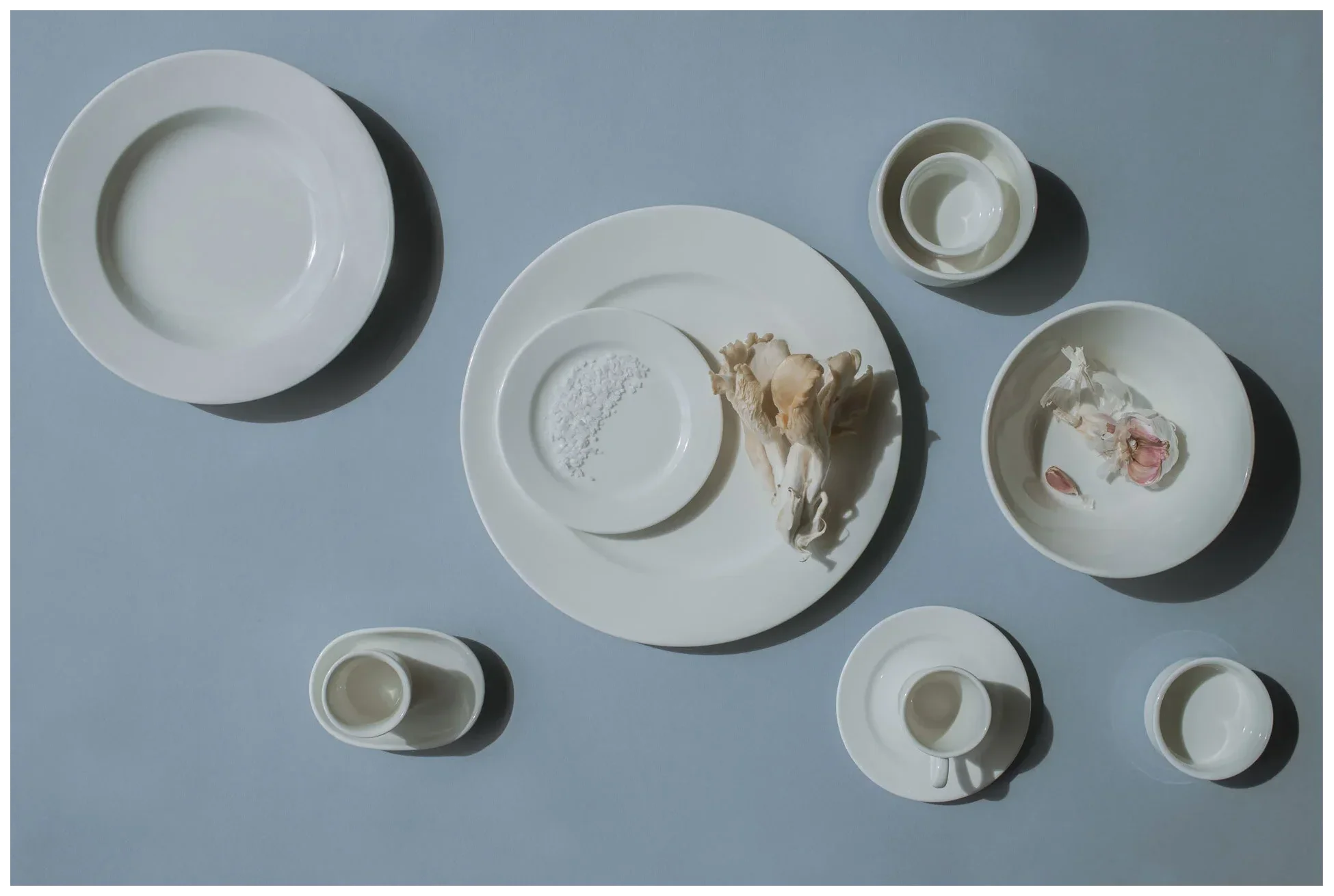 BANQUET Mělký talíř 24 cm / RAK PORCELAIN