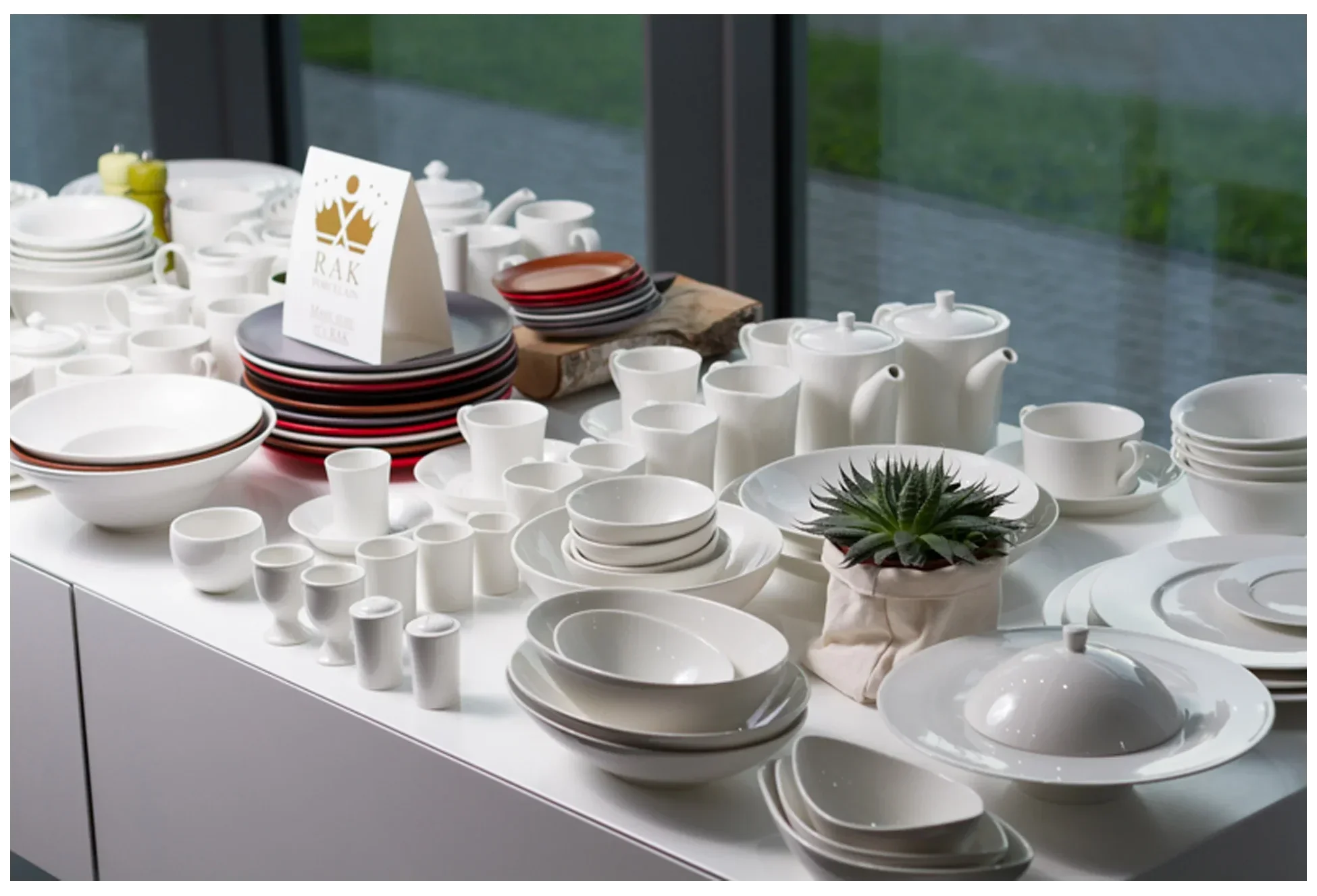 BANQUET Stojánek na vejce / RAK PORCELAIN