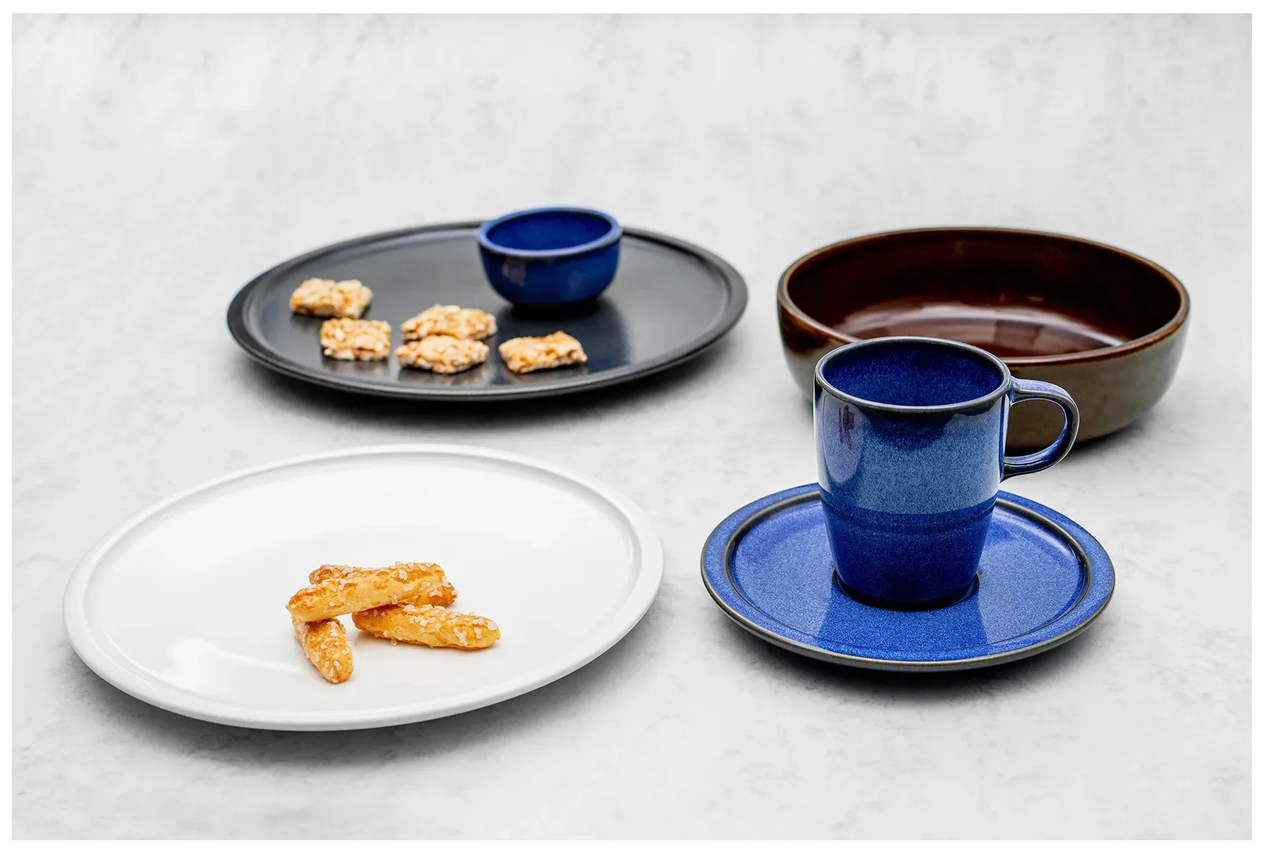 EASE RAKSTONE Podšálek na espresso 13 cm kobaltový / RAK PORCELAIN