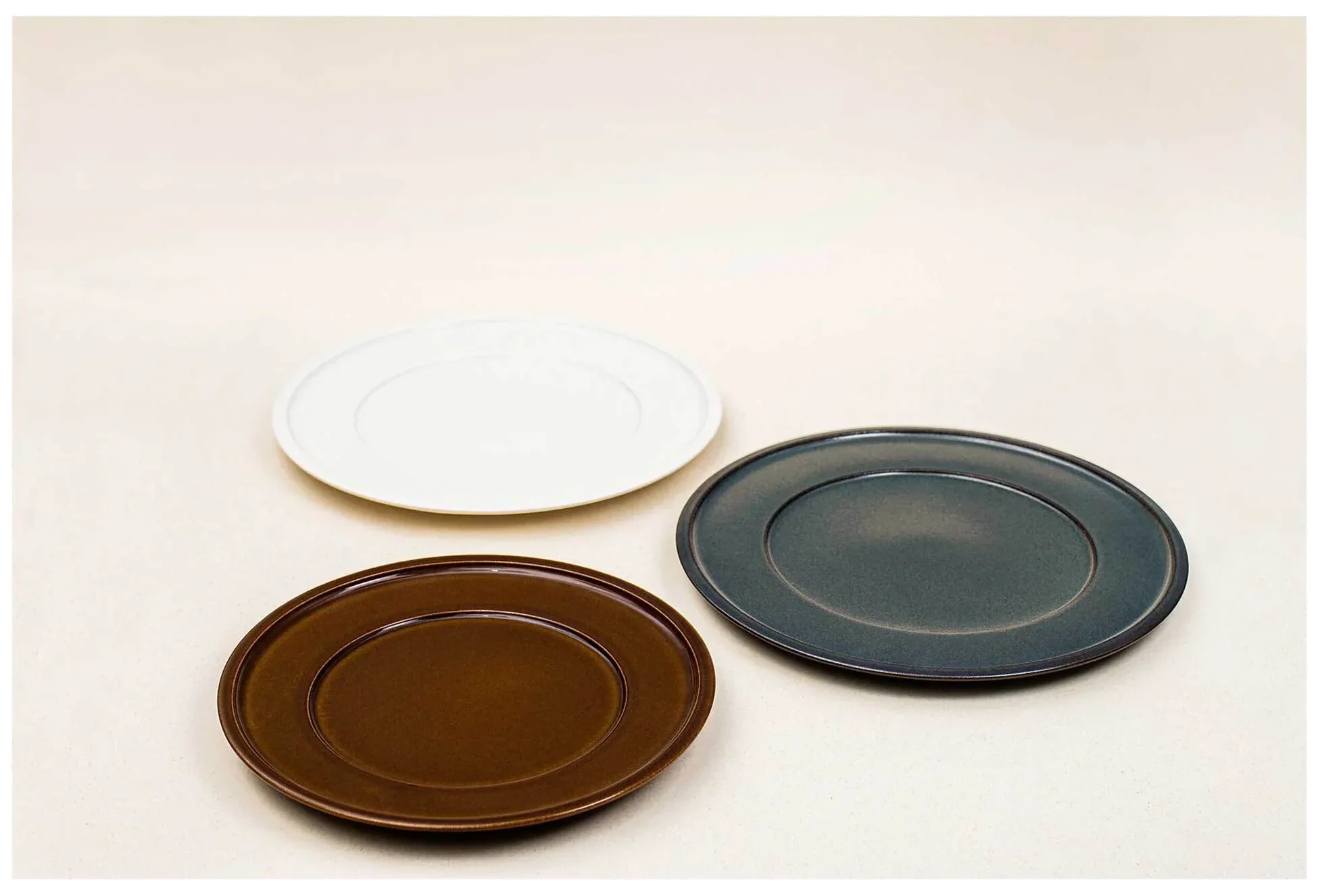 EASE RAKSTONE Mělký talíř 28 cm jantarový / RAK PORCELAIN
