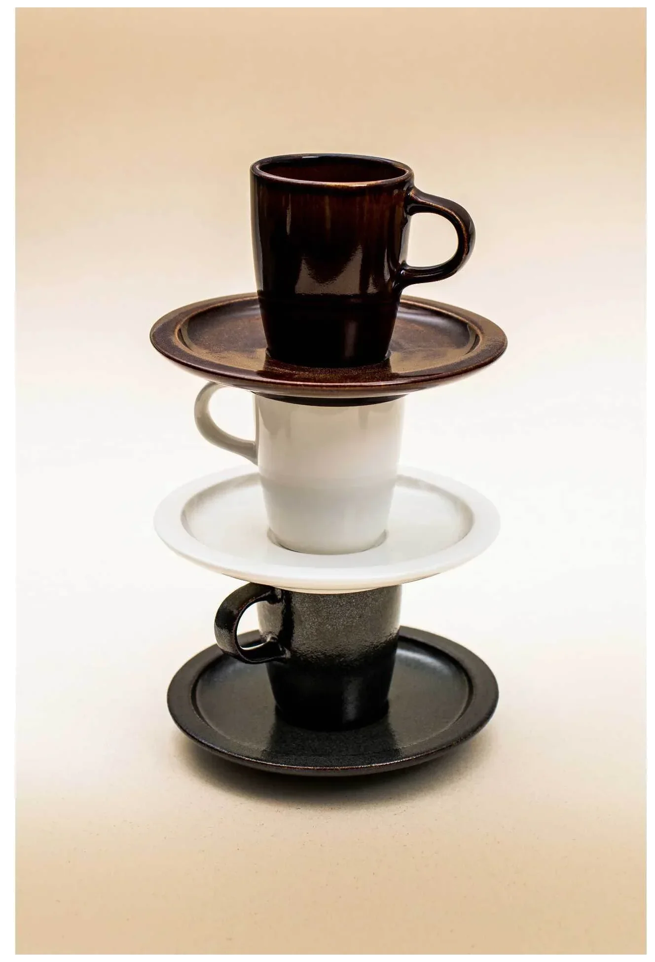 EASE RAKSTONE Podšálek 16,3 cm jantarový / RAK PORCELAIN
