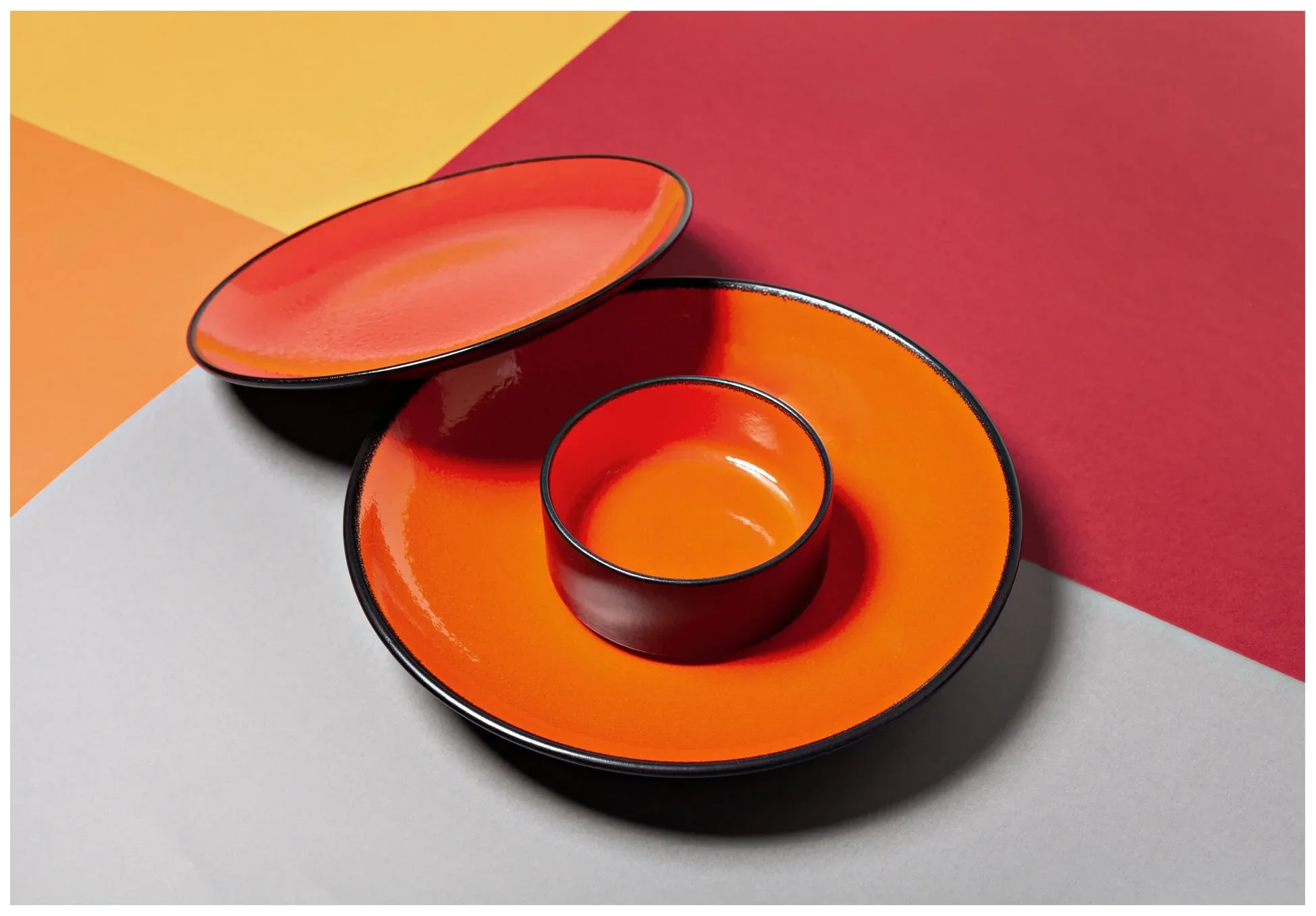 FIRE Mělký talíř, kulatý 27 cm oranžový II / RAK PORCELAIN