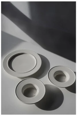 NORDIC Mělký talíř 24 cm / RAK PORCELAIN