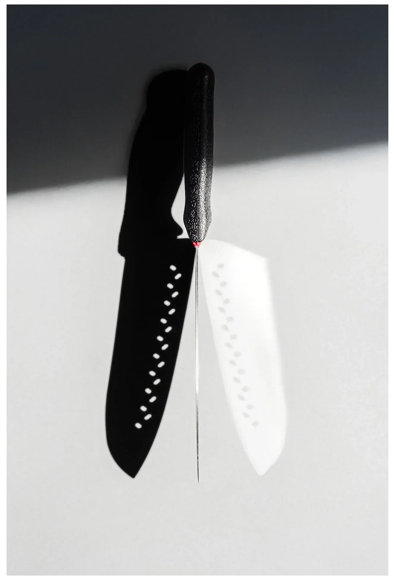 TOMGAST Japonský perforovaný nůž santoku PRIMELINE délka 19 cm