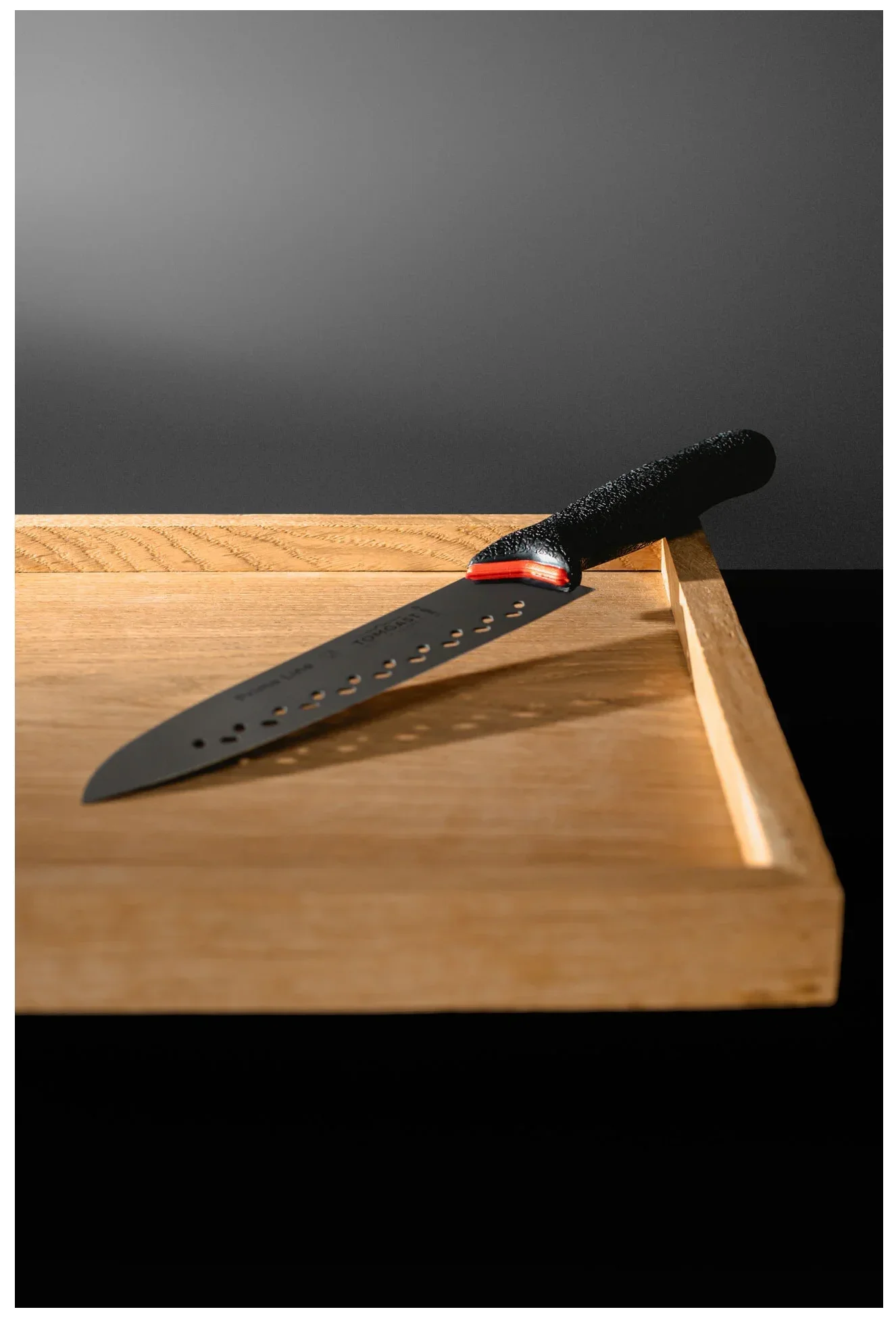 TOMGAST Japonský perforovaný nůž santoku PRIMELINE délka 19 cm