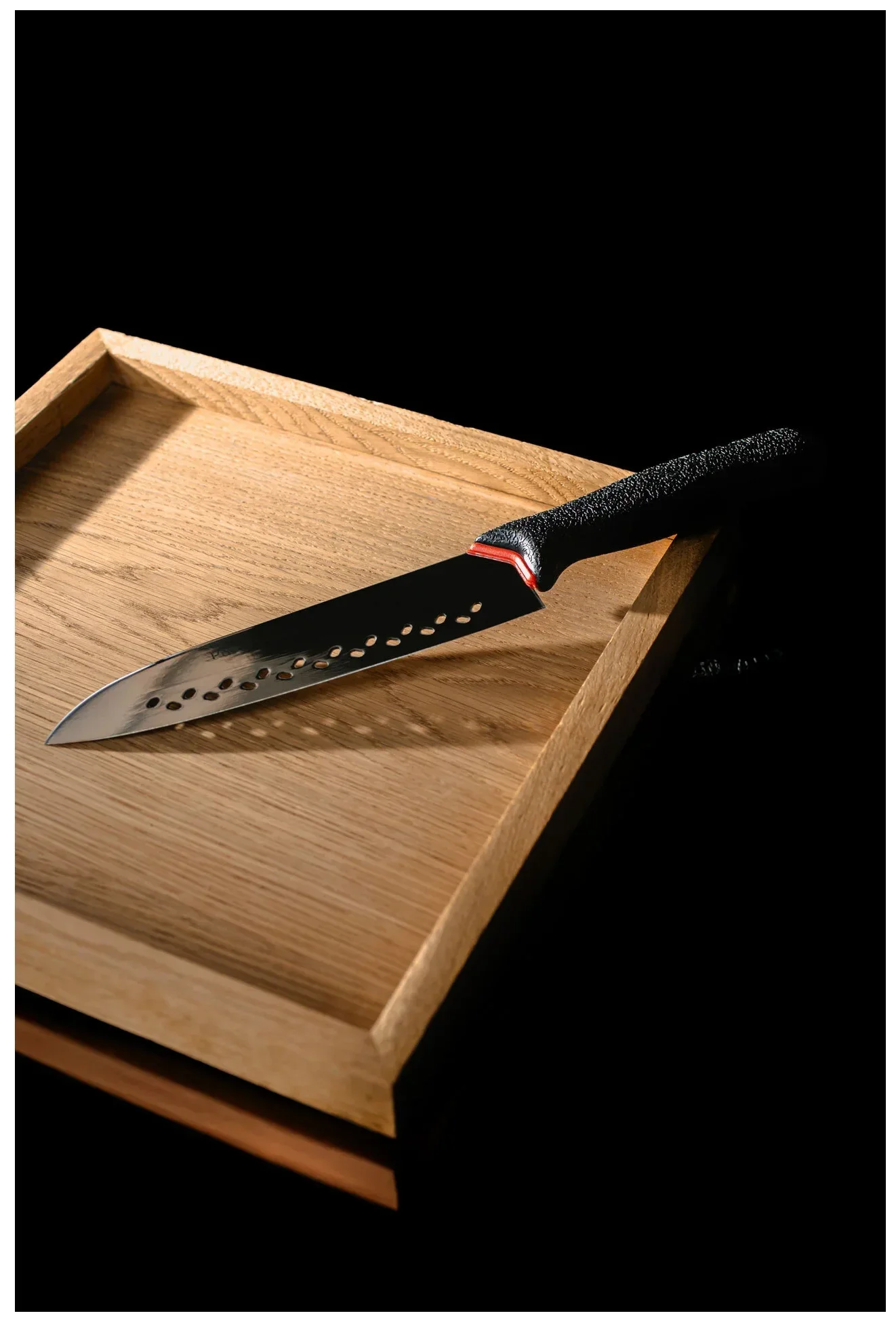 TOMGAST Japonský perforovaný nůž santoku PRIMELINE délka 19 cm