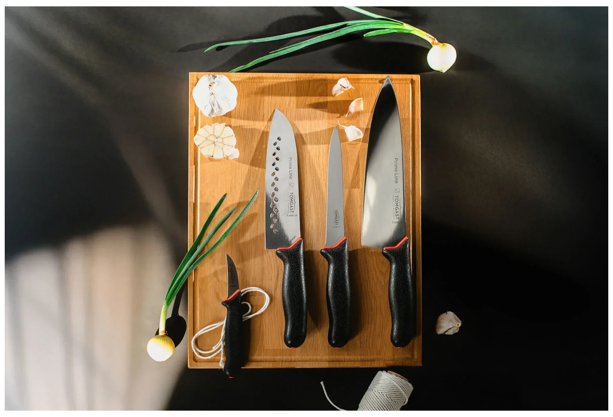 TOMGAST Japonský perforovaný nůž santoku PRIMELINE délka 19 cm