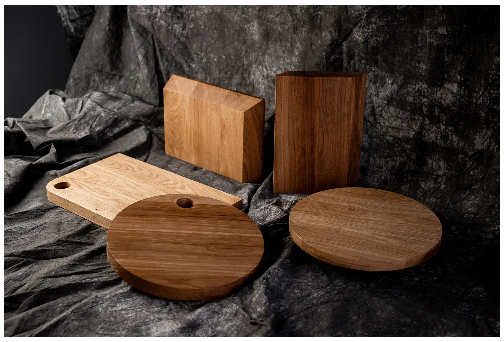 Dubové servírovací prkénko s otvorem 38x23,5x2,5 cm SIMPLE / VERLO
