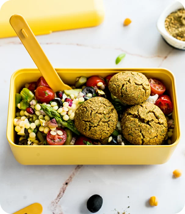 Sałatka z kuskusu perłowego i szparagów - Lunchbox BAULETTO/ marka Blim +